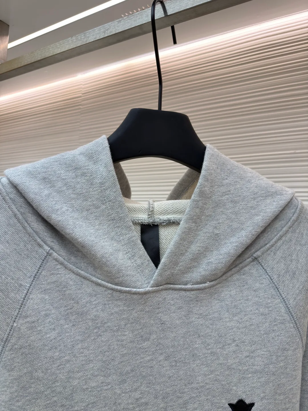 P490 Chrome Hearts logo hooded sweatshirt ●Original version: Purchased and developed by 15998 ●Item number: 1682025-B15 ●Fabric: Interwoven air cotton fabric ●Technology: Patch embroidery production ●Color: Gray ●Version: Loose fit ●Weight: about 920 grams ●Size: S-M-L-XL ●Description: Customized heavy fortress interwoven air cotton, full of texture, thick and solid, based on high-end soot tone With a sense of beauty that coexists with vicissitudes of life and elegance, the CHRO heart cross appliqué decoration on the chest becomes the ultimate interpretation of the dark Gothic style. The CH Gothic font is the finishing touch on the back page, letting the totem become your spiritual thorn. The logo iron plate sways slightly with the swing of the body, adding a sense of movement and vitality. It is unobtrusive but has an indescribable aura. It interprets the perfect blend of retro and luxury, using imported machine appliqué technology. Using advanced computer control systems and precision mechanical components, the Chrome Hearts logo appliqué embroidery operation is realized, showing an embroidery effect with both clarity and three-dimensionality. The fabrics have been washed, have a better hand feel, are not easy to deform, are not easy to shrink, are not easy to fade, and maintain long-term beauty. The overall wiring is straight and delicate, the fabric is comfortable and soft, and the color is consistent without color difference. It can be matched with the same style to create a fashionable look and control various occasions. Customized accessories, complete with three standards, same style for men and women!